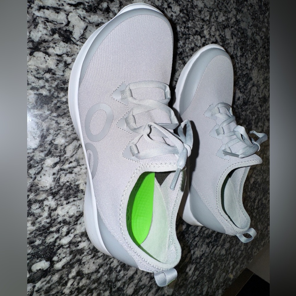 OOFOS Size 9.5 women’s sneakers